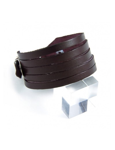 Leather bracelet cut in straps with adjustable clasp.