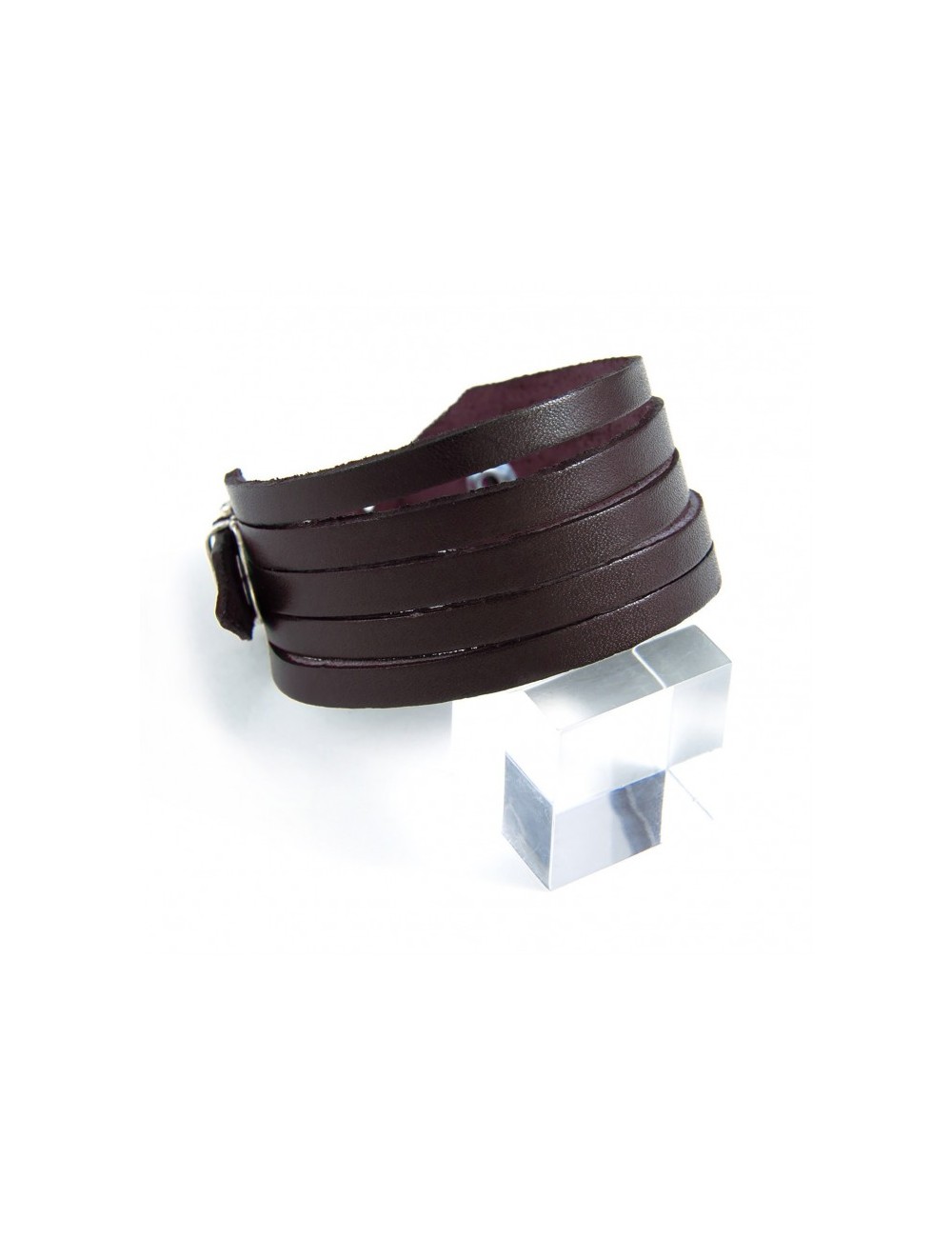 Bracelet en cuir coupé en bandes et fermoir ajustable.