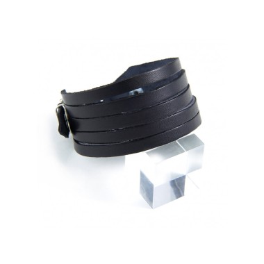 Leather bracelet cut in straps with adjustable clasp.