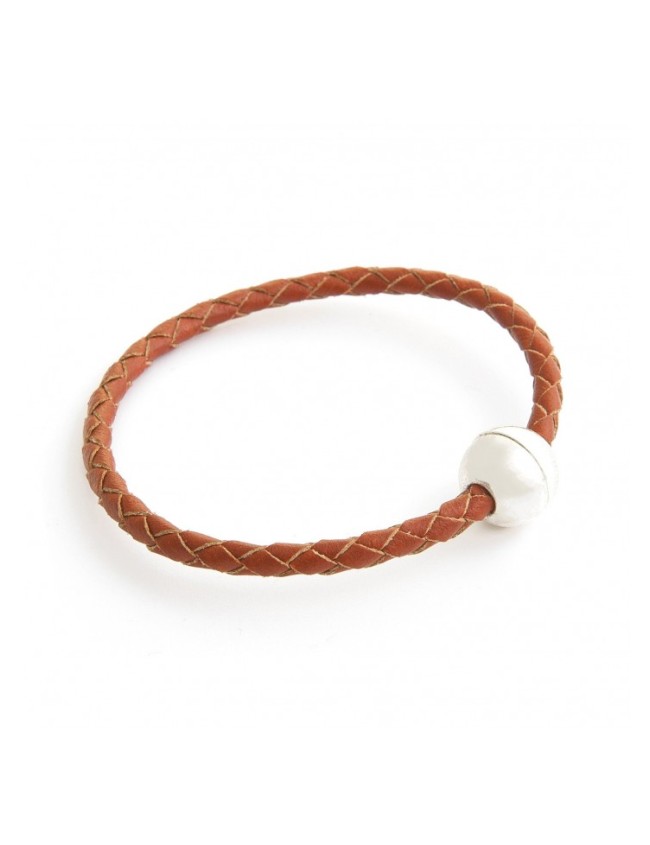 Bracelet in twisted leather and magnetic clasp.