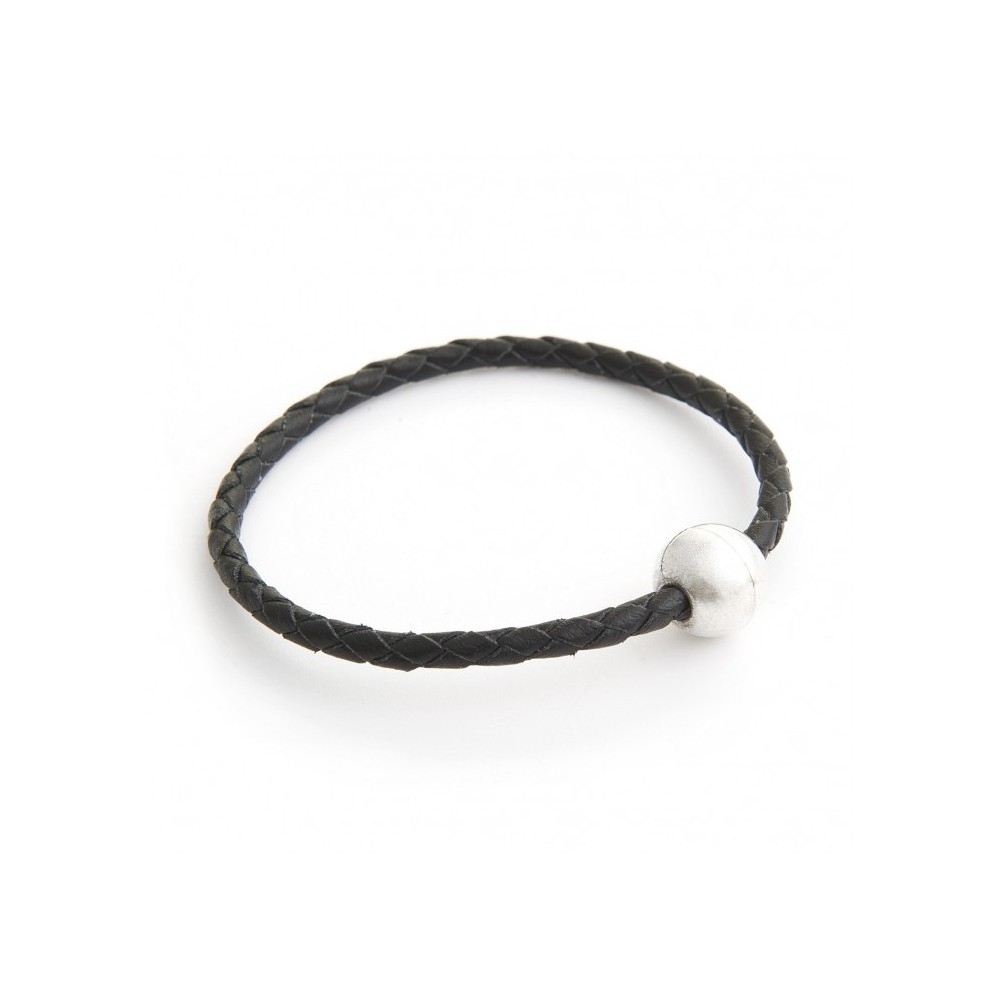 Bracelet en cuir tressé et fermoir magnétique.