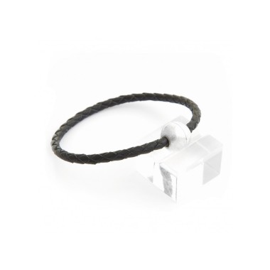 Bracelet in twisted leather and magnetic clasp.