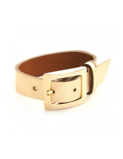 Bracelet en cuir et fermoir "ceinture" en métal doré.