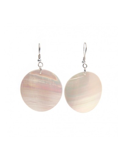 Round earrings in white mother pearl shell.