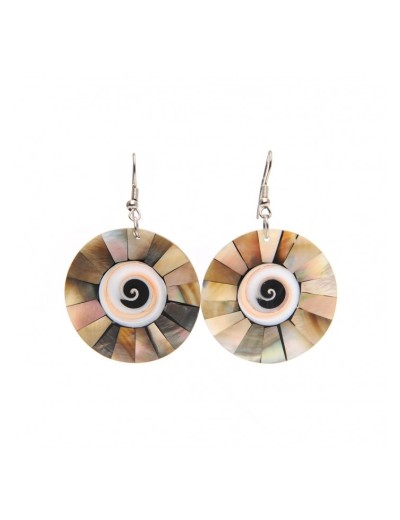 Round earrings in yellow mother pearl shell.