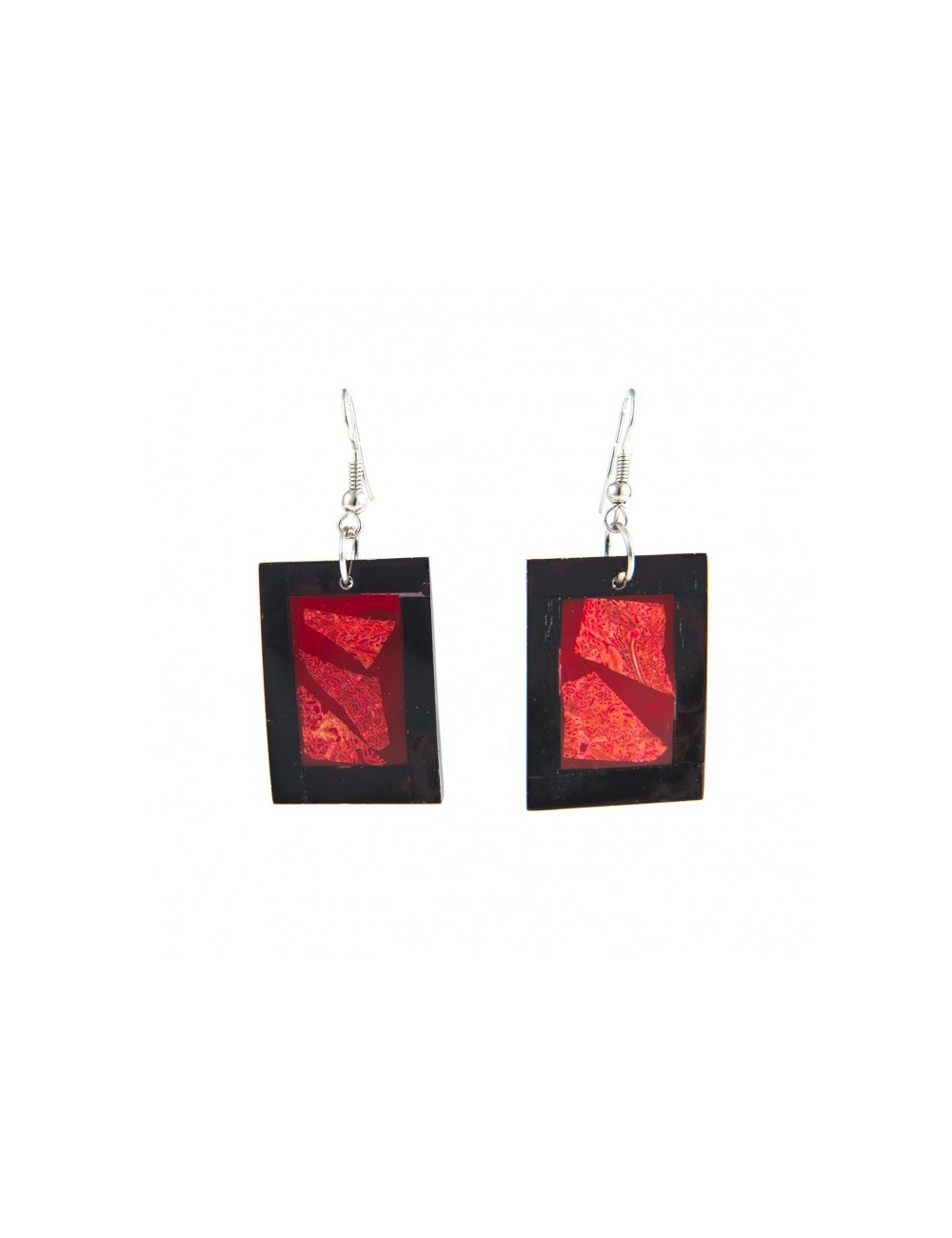 Boucles d'oreilles en coquillage noir et corail rouge de forme recrectangulaire.