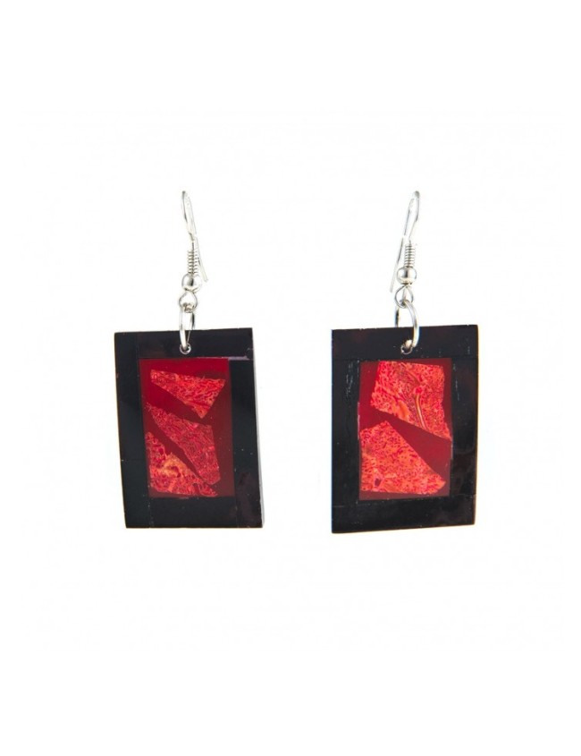 Boucles d'oreilles en coquillage noir et corail rouge de forme recrectangulaire.