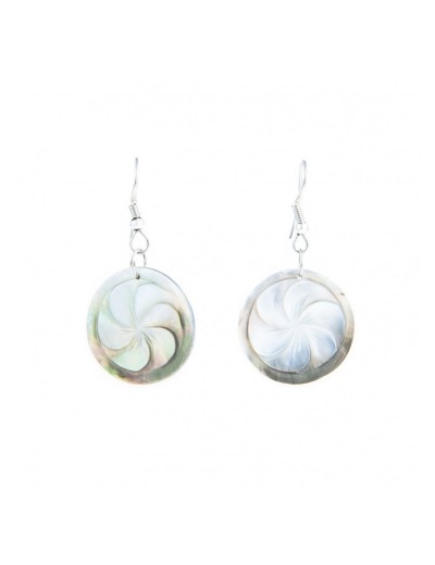 Round earrings in white mother pearl shell delicately carved.