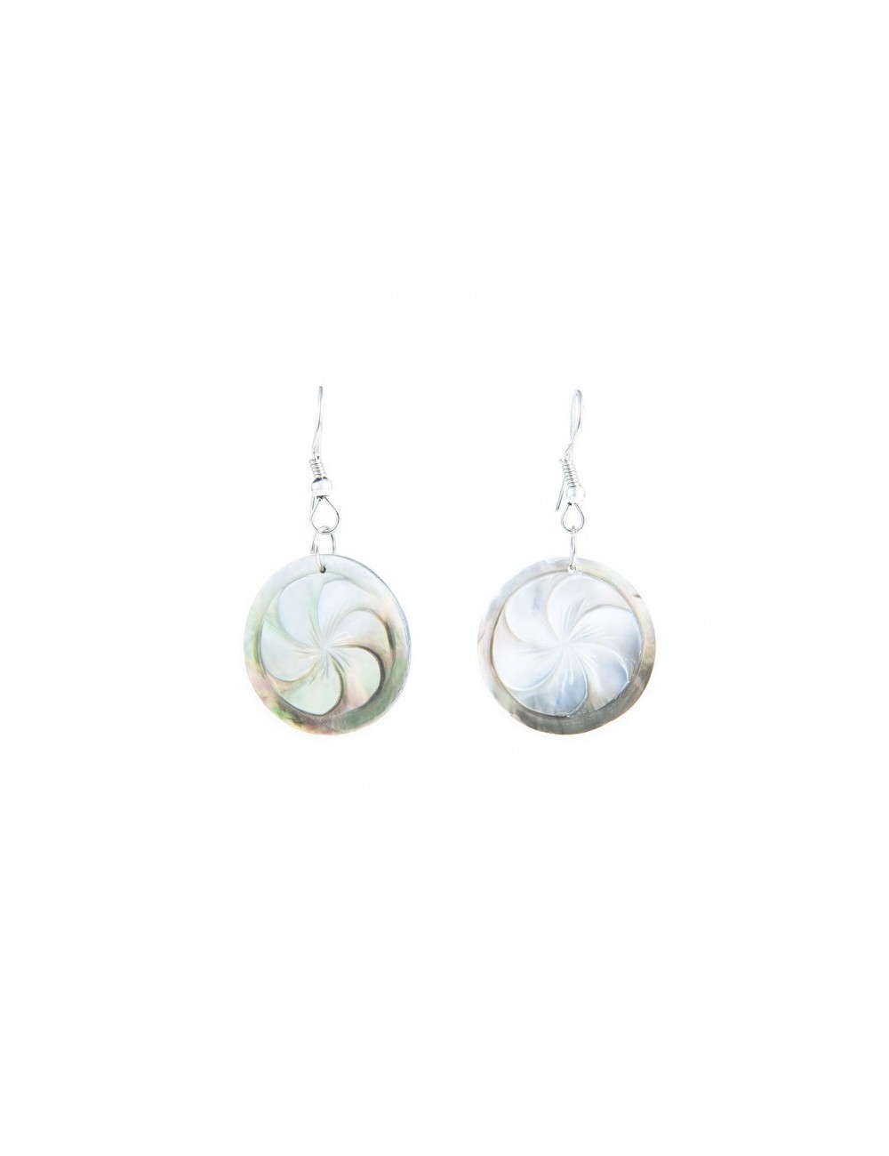 Round earrings in white mother pearl shell delicately carved.