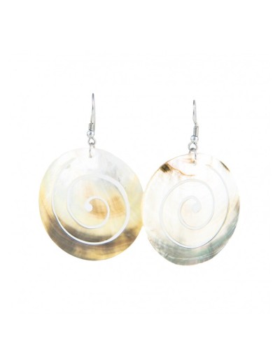 Round earrings in white mother pearl shell delicately carved in openwork.