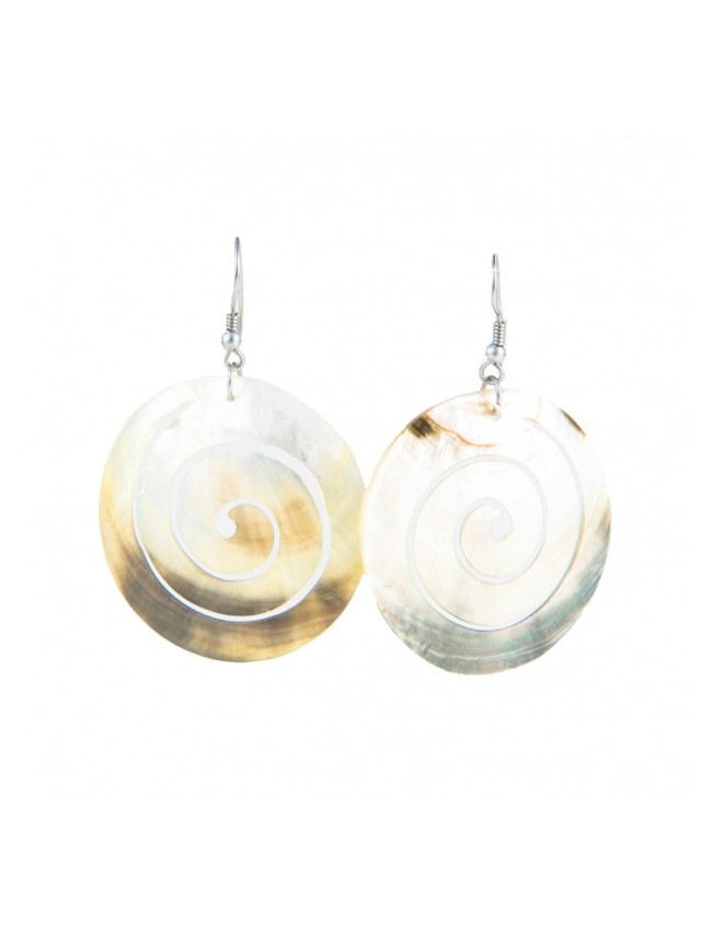 Round earrings in white mother pearl shell delicately carved in openwork.