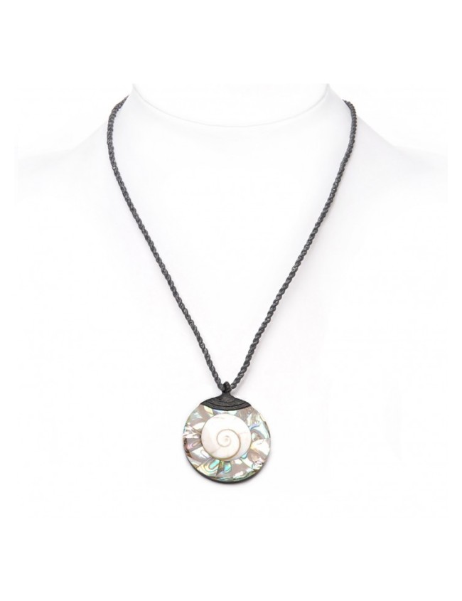 Necklace in macramé with Pawa shell medallion