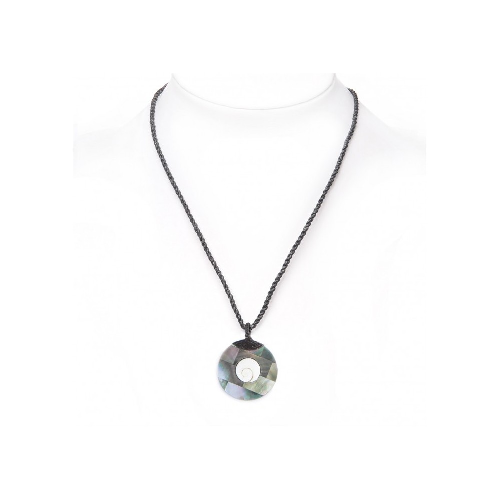 Necklace in macramé with mother pearl shell medallion Necklace in macramé with mother pearl shell medallion