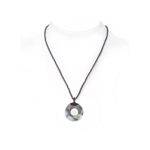 Necklace in macramé with mother pearl shell medallion