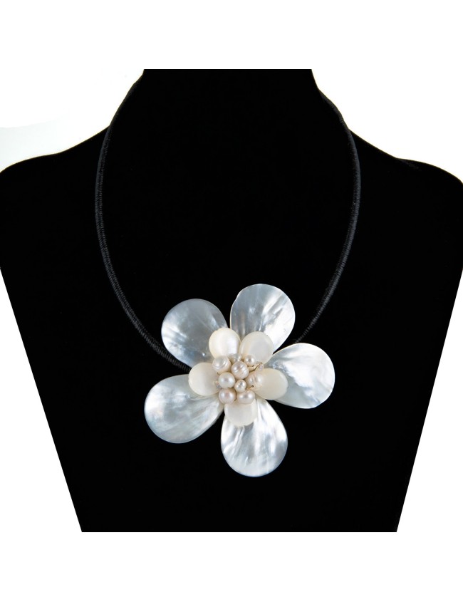 Collar con medallón de flor en nácar.